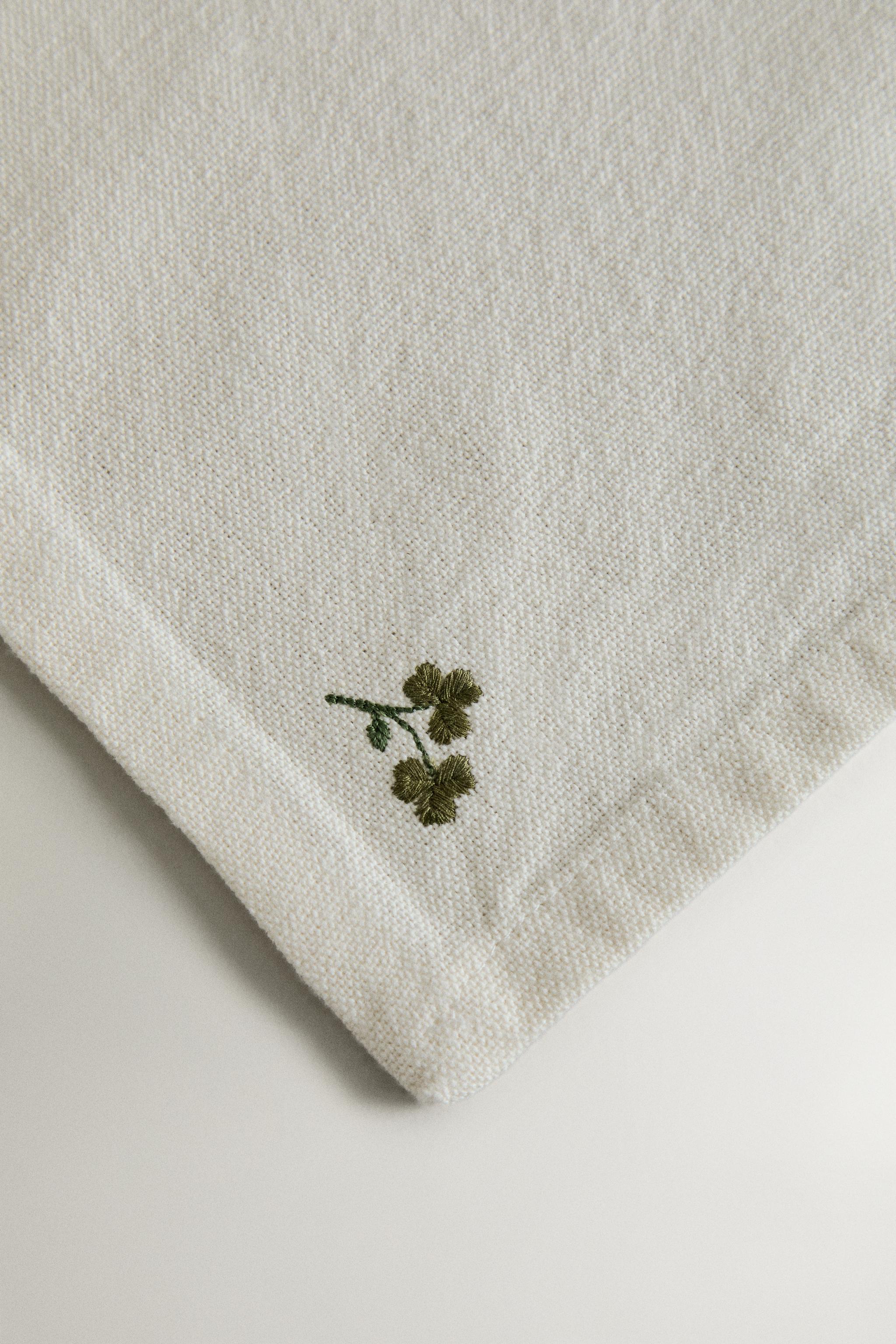 EMBROIDERED CLOVER AND DAISY NAPKINS (PACK OF 2)